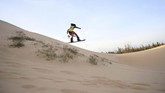 Sandboarding makin populer pada 1970-an, sejak dimainkan oleh Jack Smith dan Gary Fluitt, penggiat sekaligus inventor papan khusus sandboarding.