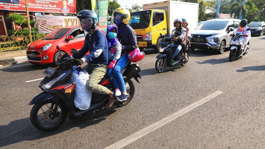 Sosialisasi keselamatan berkendara terus digalakkan kepada pemudik yang menggunakan sepeda motor.