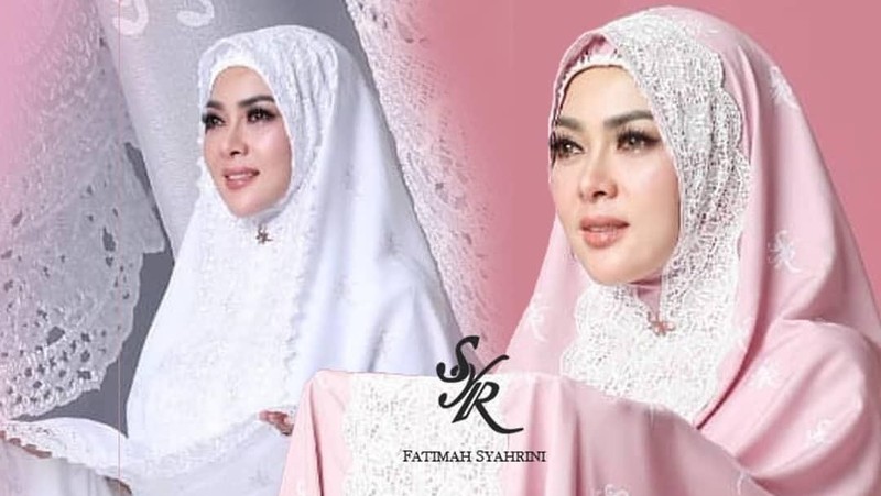 mukena berhiaskan emas 24 karat dengan nama 'Mukena FatimahSyahrini' yang sudah dirilis belum lama ini yang di banderol Rp 3,5 juta.