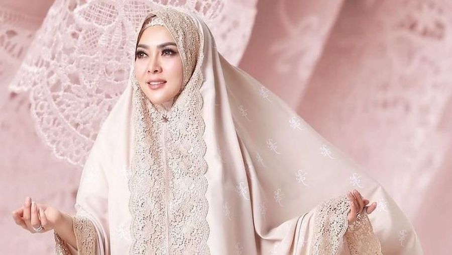 mukena berhiaskan emas 24 karat dengan nama 'Mukena FatimahSyahrini' yang sudah dirilis belum lama ini yang di banderol Rp 3,5 juta.