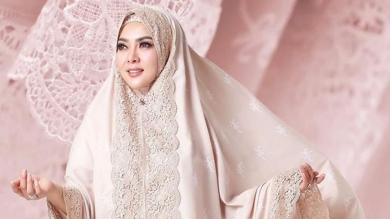 mukena berhiaskan emas 24 karat dengan nama 'Mukena FatimahSyahrini' yang sudah dirilis belum lama ini yang di banderol Rp 3,5 juta.
