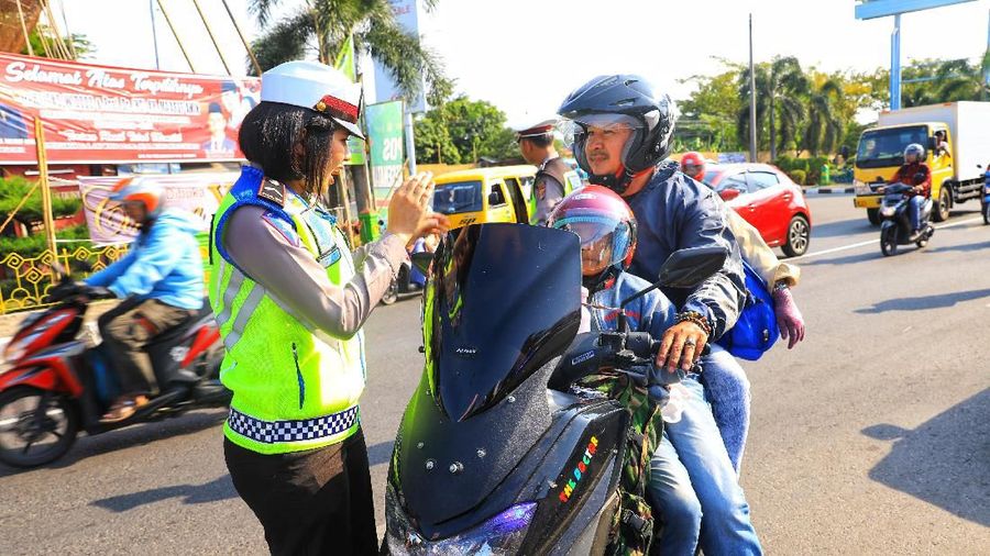 Sosialisasi keselamatan berkendara terus digalakkan kepada pemudik yang menggunakan sepeda motor.