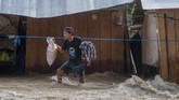 Banjir menerjang jelang berbuka puasa. Ratusan rumah dan bangunan lainnya terendam dan terseret banjir. Warga terpaksa mengungsi ke tempat aman. (ANTARA FOTO/Basri Marzuki/wsj).
