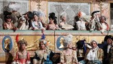 Tahun ini temanya adalah Marie-Antoinette dan fesyen. Mereka menghiasi kostum terbaik mereka. Terkadang ada yang sewa atau bahkan membuatnya sendiri dengan tangan mereka. (Ludovic MARIN / AFP)