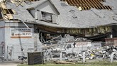 Menurut Badan Cuaca Nasional AS, tornado ini memutus aliran listrik bagi lima juta orang di Ohio. Keadaan ini akan mempersulit pergerakan di negara bagian itu, terutama saat banjir yang diperkirakan datang dalam waktu dekat. (AP Photo/John Minchillo)