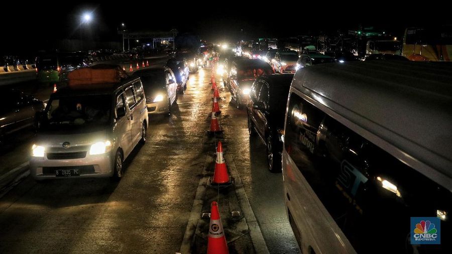 oto/Malam Ini, Pintu GT Cikampek Utama 1 Mulai Mengular/Andrean Kristianto