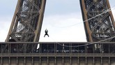 Sayangnya, atraksi zipline ini tidak permanen. Aktivitas penuh nyali hanya bisa dirasakan hingga tanggal 2 Juni 2019. (AFP/ FRANCOIS GUILLOT)