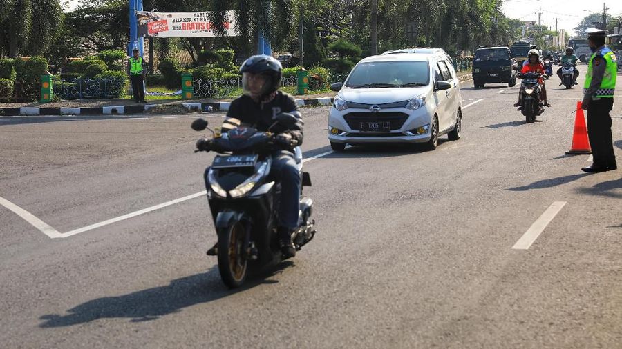 Sosialisasi keselamatan berkendara terus digalakkan kepada pemudik yang menggunakan sepeda motor.