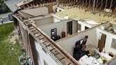 Sejumlah warga mengaku sangat ketakutan ketika berlindung di dalam rumah, apalagi setelah mendengar bahwa tornado itu sudah menelan satu korban jiwa. (AP Photo/John Minchillo)