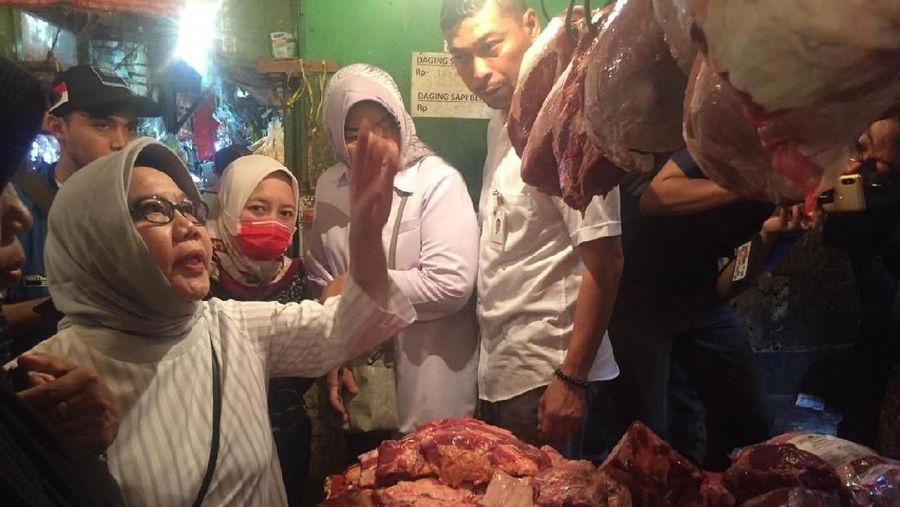 Tujuh hari menjelang hari raya Idul Fitri, harga sejumlah bahan pangan terus mengalami pergerakan.