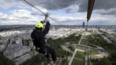Menara Eiffel kini mempersilakan pengunjung untuk meluncur dari 'lantai dua' menuju ke tanah dengan zipline. (AFP/ Eric Feferberg)