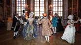 Daniel, seorang perempuan berusia 50-an mengungkapkan bahwa dia menggunakan baju Kardinal berbahan sutra merah. Dia membuat sendiri busananya lebih dari 500 jam. (Ludovic MARIN / AFP)