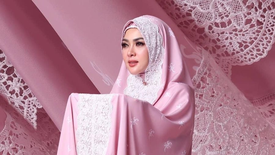 Berbisnis busana muslim dan mukena kini telah dilirik para selebriti Tanah Air. Mereka mencoba peruntungan baru untuk ide bisnis yang masih sedikit pemainnya.