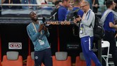 Bek Antonio Ruediger tersenyum lebar sembari memegang kamera. Ruediger tampak tengah belajar memotret bersama ofisial Chelsea. (REUTERS/Maxim Shemetov)