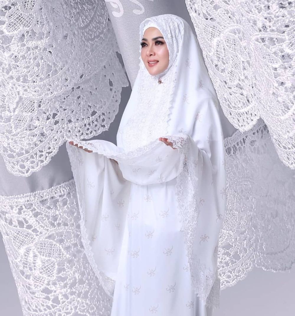 Syahrini Luncurkan Mukena Rp 3 5 Juta Begini Syahrini Luncurkan Mukena Rp 3 5 Juta Begini