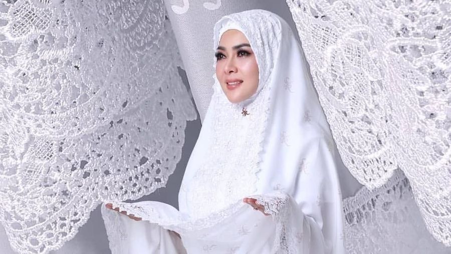 mukena berhiaskan emas 24 karat dengan nama 'Mukena FatimahSyahrini' yang sudah dirilis belum lama ini yang di banderol Rp 3,5 juta.