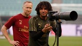 Seperti Ruediger di Chelsea, gelandang Arsenal Mohamed Elneny juga memanfaatkan waktu di sesi latihan untuk belajar merekam gambar. (REUTERS/Maxim Shemetov)