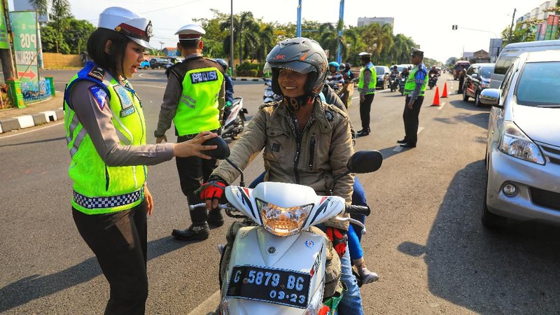 Sosialisasi keselamatan berkendara terus digalakkan kepada pemudik yang menggunakan sepeda motor.