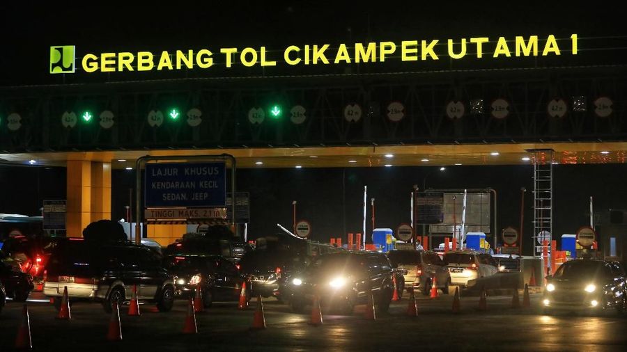 oto/Malam Ini, Pintu GT Cikampek Utama 1 Mulai Mengular/Andrean Kristianto