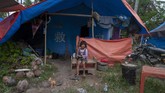 Seorang anak korban banjir bandang berada di tenda pengungsian di Desa Bangga, Kecamatan Dolo Selatan, Kabupaten Sigi, Sulawesi Tengah, Selasa (28/5). (ANTARA FOTO/Basri Marzuki/pras).