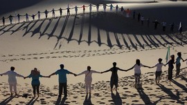 FOTO: Sunyi Meditasi Beralas Padang Pasir
