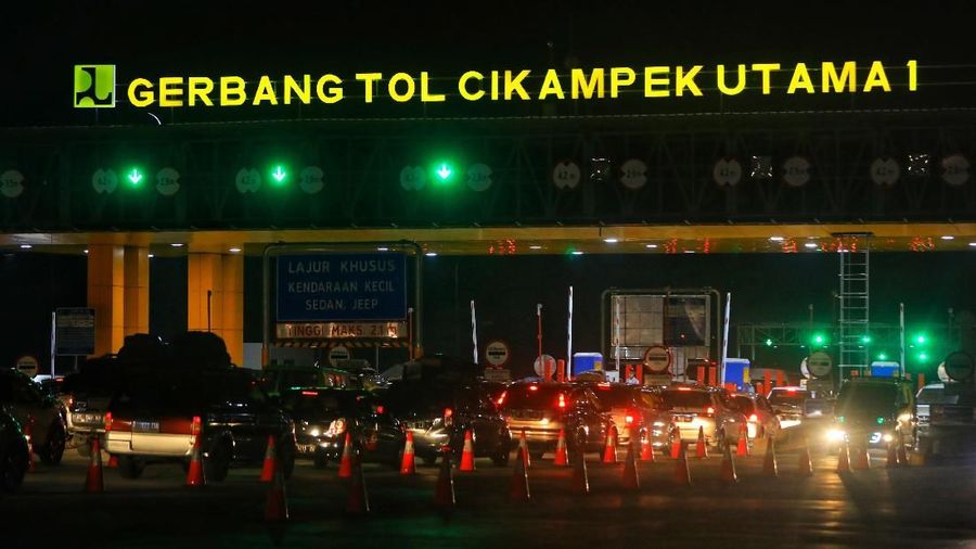 oto/Malam Ini, Pintu GT Cikampek Utama 1 Mulai Mengular/Andrean Kristianto