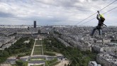 Kecepatan meluncur di zipline ini bisa mencapai 90 kilometer per jam. Cukup cepat untuk membuat orang berteriak ketakutan atau kegirangan. (AFP/ Eric Feferberg)