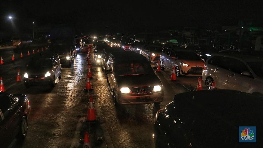 oto/Malam Ini, Pintu GT Cikampek Utama 1 Mulai Mengular/Andrean Kristianto