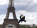 FOTO: Meluncur dari Menara Eiffel