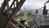 Sebagai salah satu atraksi wisata kerap mendapat perhatian oleh orang di seluruh dunia, ikon kota Paris, Prancis, ini kembali membuat inovasi untuk menarik wisatawan. (AFP/ Eric Feferberg)