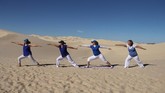 Menyitat Yoga Journal, kelas yang digelar di luar ruangan menambah dimensi pada latihan dan mendekatkan seseorang dengan alam. (Photo by Herika MARTINEZ / AFP)