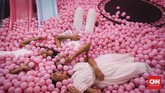 Penuh warna dan bentuk yang menarik, instalasi seni ini segera menarik perhatian pengunjung yang memanfaatkan kesempatan untuk berfoto. (CNN Indonesia/ Hesti Rika)