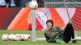 Kiper Arsenal Petr Cech bersantai di bawah mistar gawang saat latihan di Stadion Olimpiade Baku. Di Liga Europa musim ini Cech kebobolan 7 kali dengan clean sheet 6 kali. (REUTERS/Maxim Shemetov)