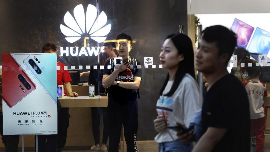 In this Monday, May 20, 2019, photo,  shoppers visit a Huawei store in Beijing. Chinese tech giant Huawei has filed a motion in U.S. court challenging the constitutionality of a law that limits its sales of telecom equipment. (AP Photo/Ng Han Guan)