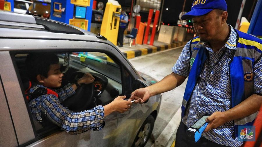 oto/Malam Ini, Pintu GT Cikampek Utama 1 Mulai Mengular/Andrean Kristianto