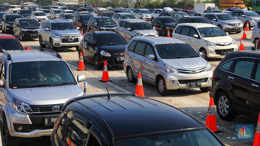 Pemberlakuan one way di hari kedua ini juga mundur dari yang telah direncanakan sebelumnya (pukul 12.00 WIB).