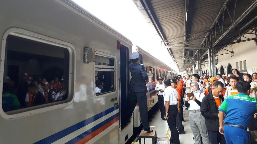 PT Bank Negara Indonesia Tbk (BBNI) memberangkatkan 2.000 pemudik dengan moda kereta api pada musim mudik 2019.