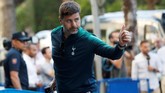 Manajer Tottenham Hotspur mengacungkan jempol kepada suporter saat tiba di hotel di Madrid tempat skuat The Lilywhites menginap. (REUTERS/Susana Vera)
