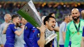 Pedro begitu semringah memanggul trofi Liga Europa. Dia ikut menyumbang satu gol bagi Chelsea mengalahkan Arsenal 4-1. (REUTERS/Phil Noble)