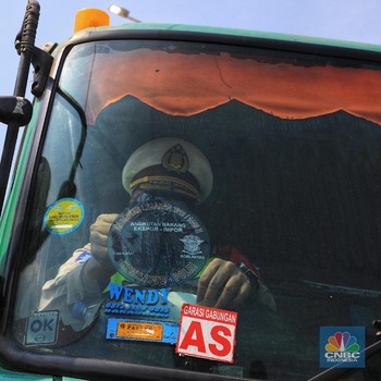 Pakai Stiker Khusus, Truk-truk ini Boleh Lintasi Tol Japek
