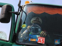 Pakai Stiker Khusus, Truk-truk ini Boleh Lintasi Tol Japek