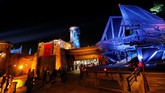 Adegan itu hanya secuil ‘drama’ di pembukaan taman bermain bertema Star Wars, Star Wars: Galaxy’s Edge yang digelar pada Rabu (29/5) lalu. Taman itu dibuka untuk publik pada Jumat (31/5). (REUTERS/Mario Anzuoni)