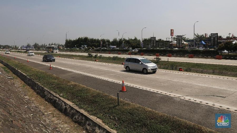 Mobil melintas di KM 86 Tol Cikampek ke arah Paliman, Jawa Barat, Kamis (30/5/3019). (²©²ÊÍøÕ¾/Andrean Kristianto)