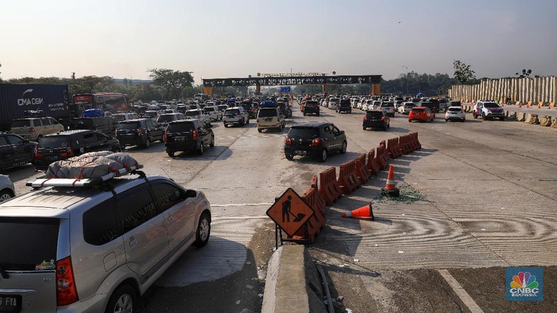 PT. Jasa Marga mengaktifkan 4 gardu satelit di Gerbang Tol Cikampek 1.