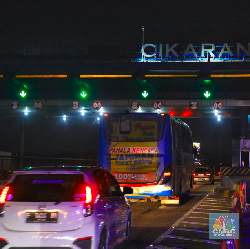 Penampakan Kendaraan Pemudik Via Tol Cikarang Utama Malam Ini
