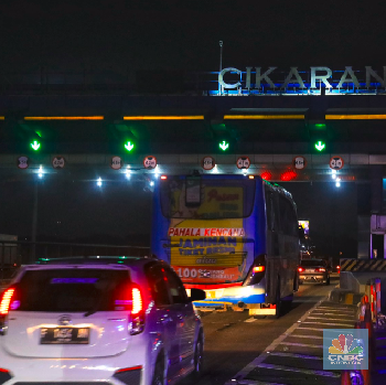 Penampakan Kendaraan Pemudik Via Tol Cikarang Utama Malam Ini