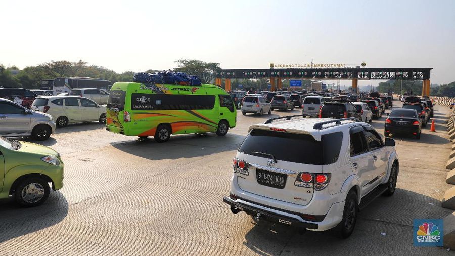 PT. Jasa Marga mengaktifkan 4 gardu satelit di Gerbang Tol Cikampek 1.