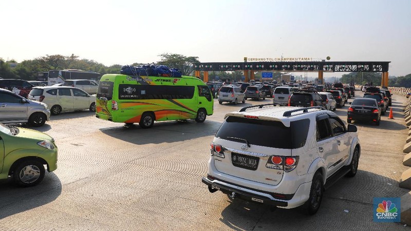 PT. Jasa Marga mengaktifkan 4 gardu satelit di Gerbang Tol Cikampek 1.