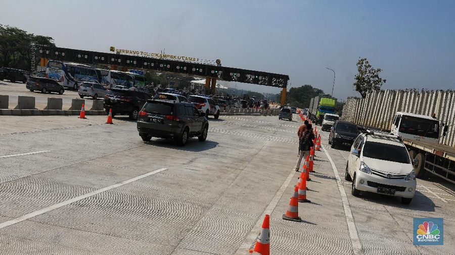 Ada sebagian pemudik yang akhirnya merasakan tradisi yang tak bisa hilang dari sejak zaman dulu, yakni macet.