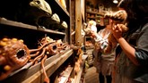 Pengunjung juga bisa menikmati susu berwarna biru dan daging yang dipanggang di atas mesin khusus di kantin yang bertema luar angkasa, khas Star Wars. Ini seperti benar-benar bertamu ke galaksi Star Wars yang jauh. (REUTERS/Mario Anzuoni)